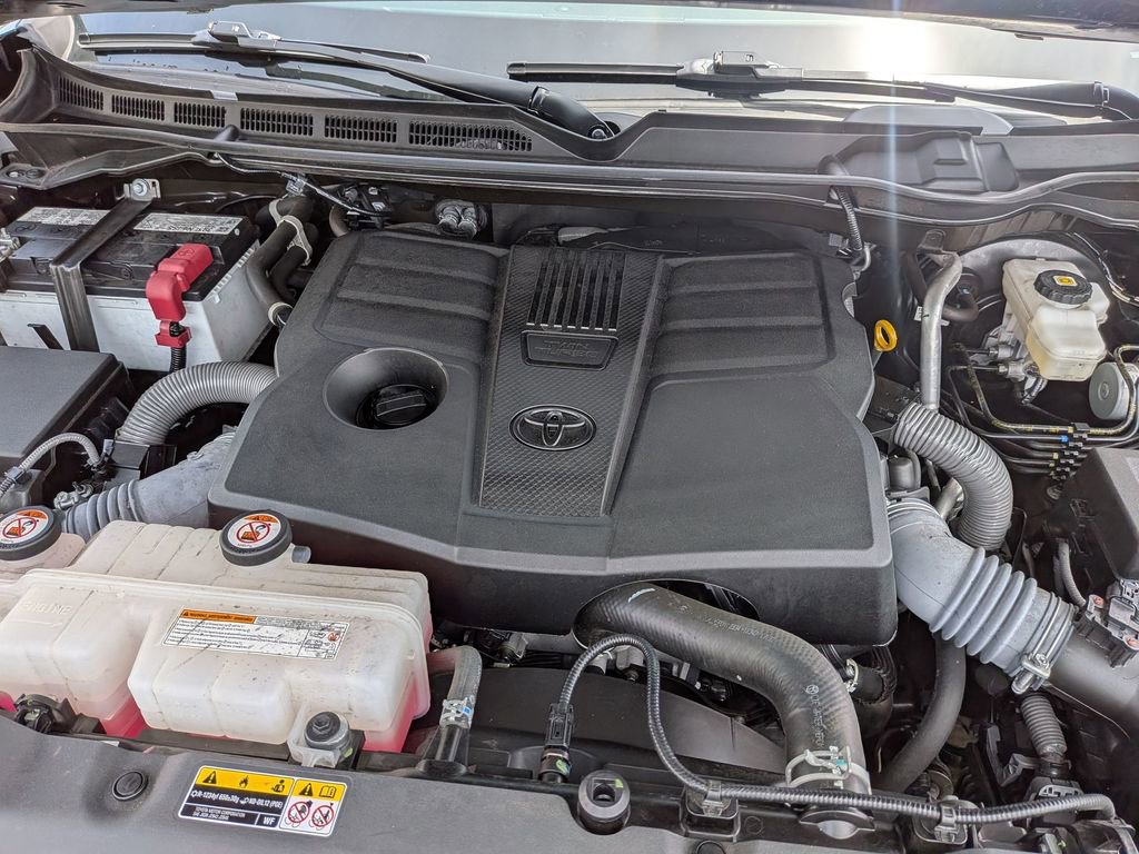 Used 2025 Toyota Tundra Limited AWD/4WD image 12