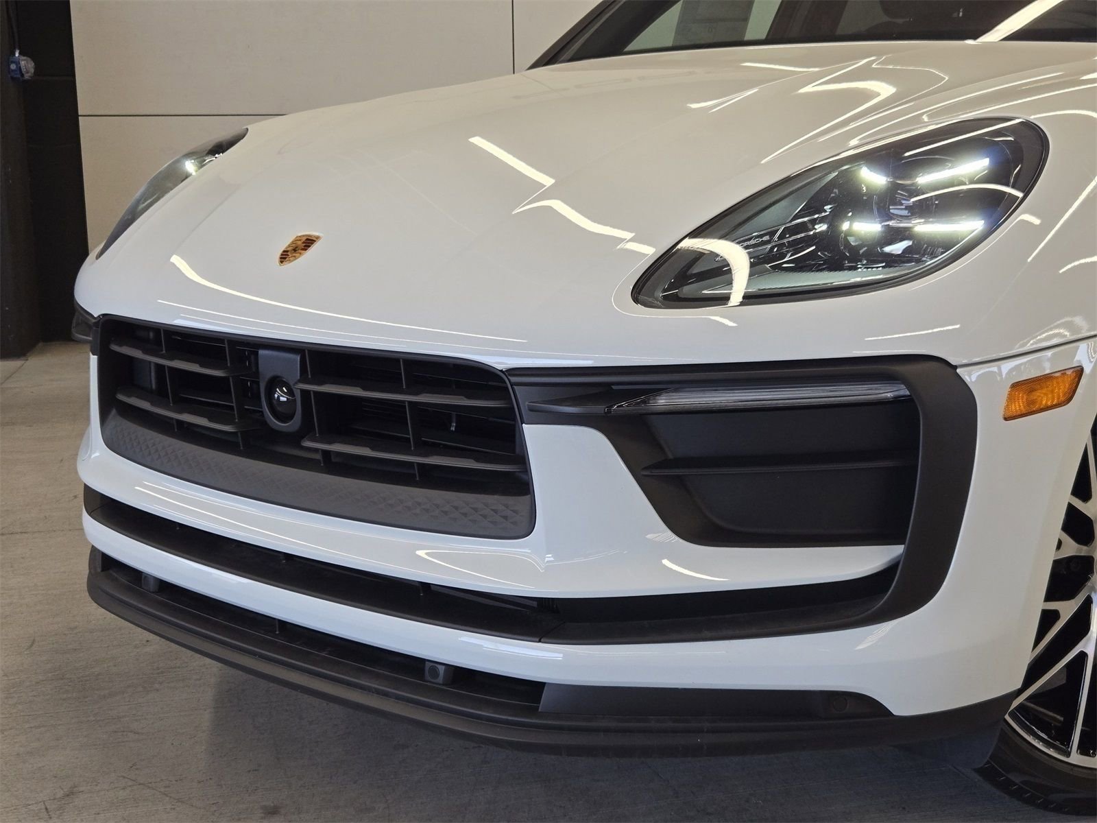 Used 2025 Porsche Macan Base image 25