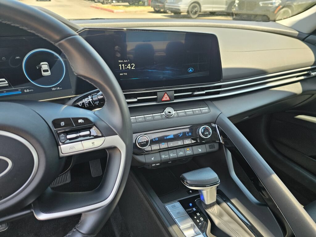 Used 2025 Hyundai Elantra Limited FWD image 29