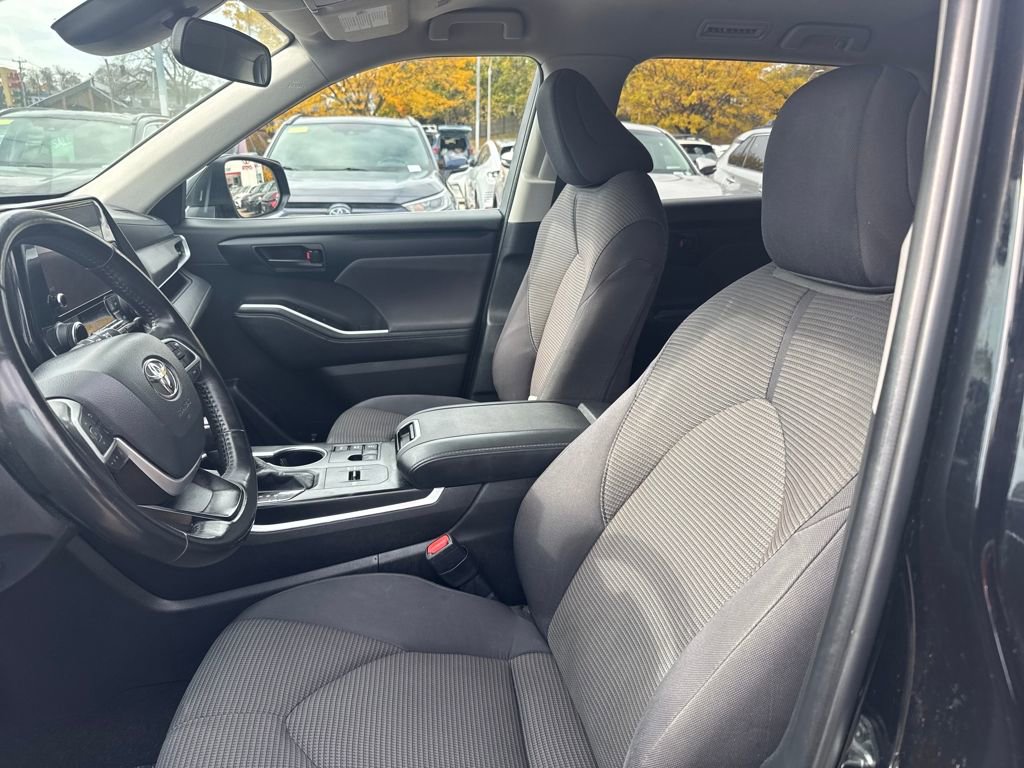 Used 2024 Toyota Highlander LE image 17