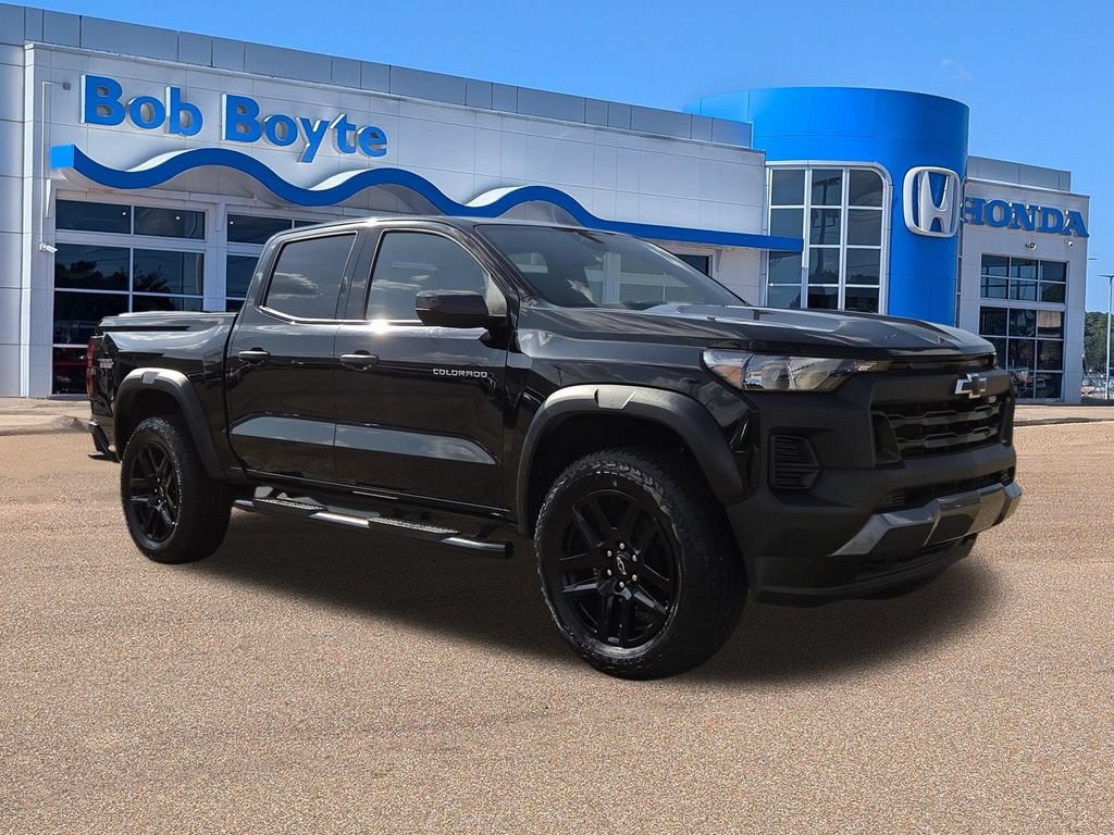 Used 2025 Chevrolet Colorado Trail Boss AWD/4WD image 3