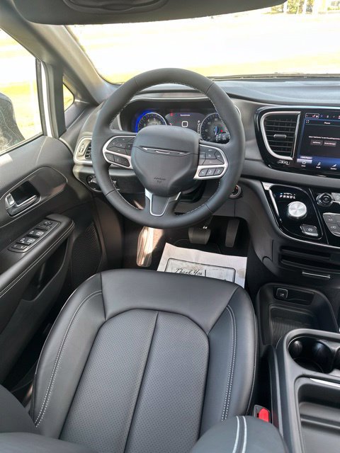New 2027 Chrysler Pacifica LX FWD image 32