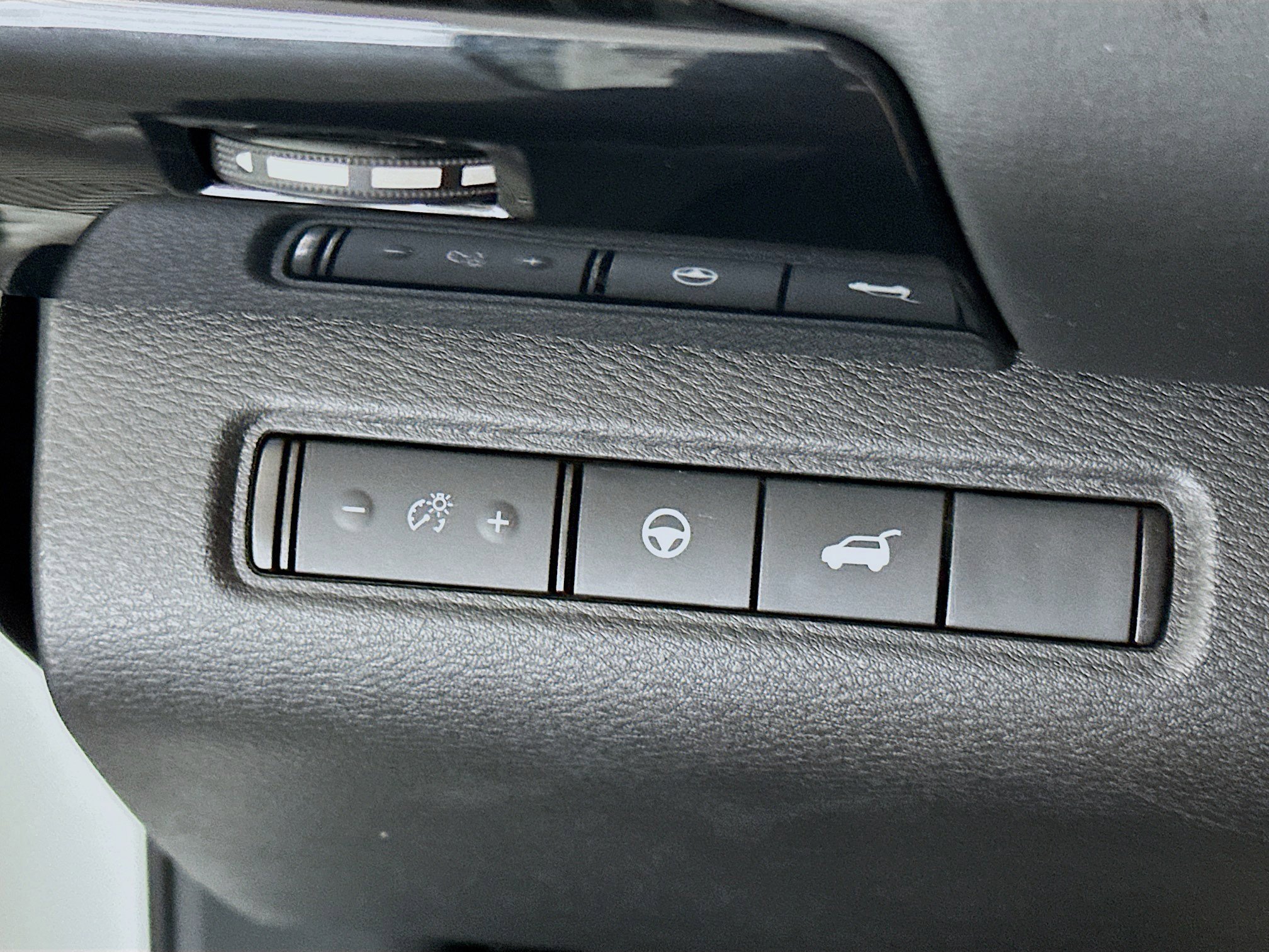 Used 2025 Nissan Pathfinder SV image 17