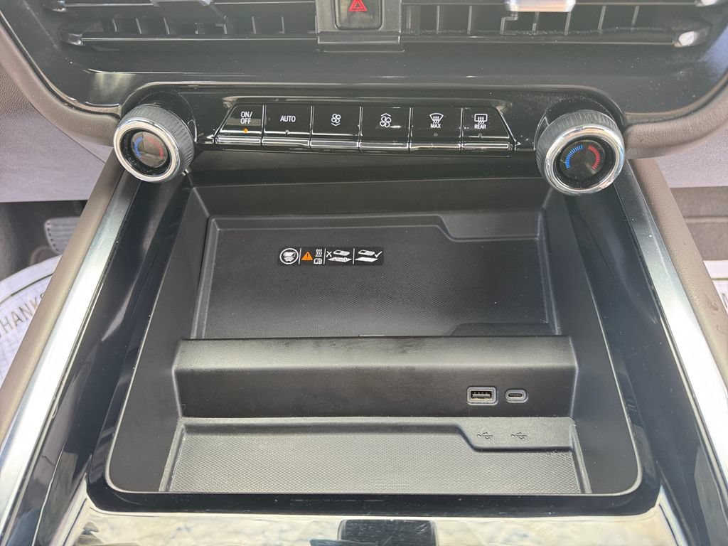 Used 2025 Chevrolet Suburban LT RWD image 25