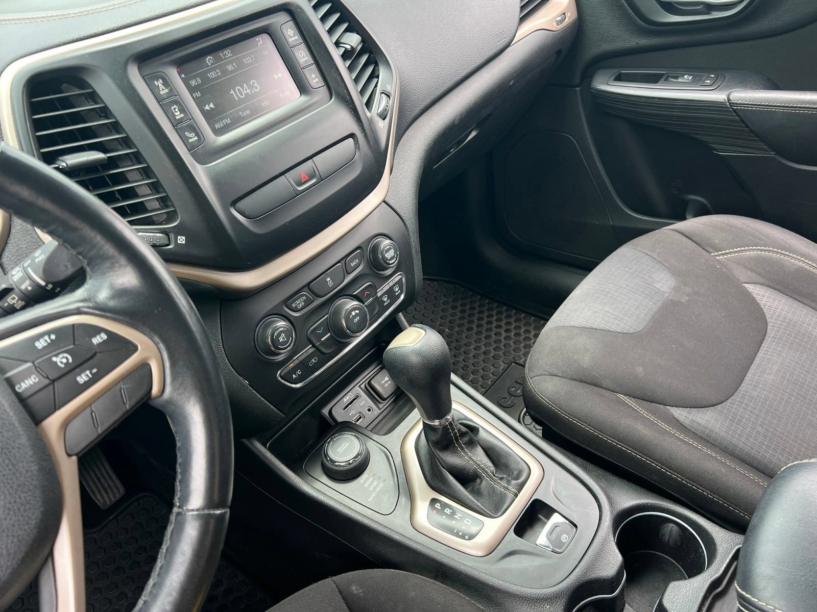 Used 2015 Jeep Cherokee Latitude w/ Cold Weather Group AWD/4WD image 18