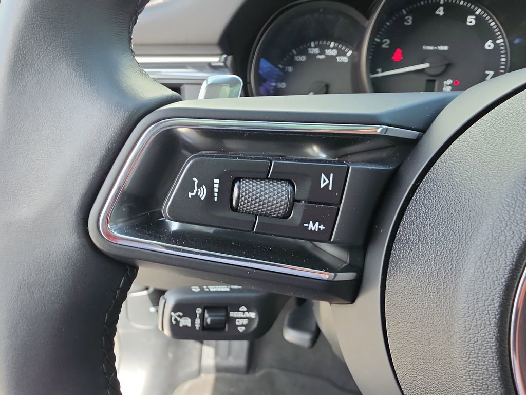 Used 2025 Porsche Macan AWD/4WD image 23