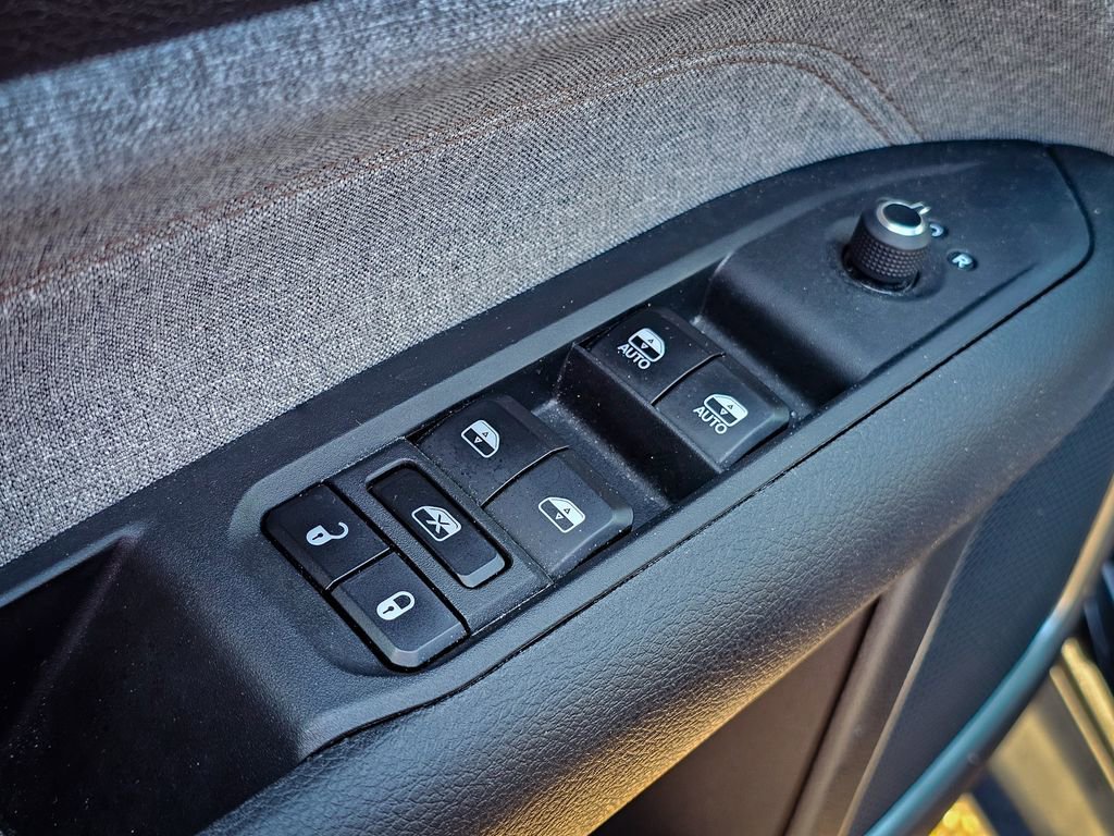 Used 2024 Jeep Compass Latitude image 10