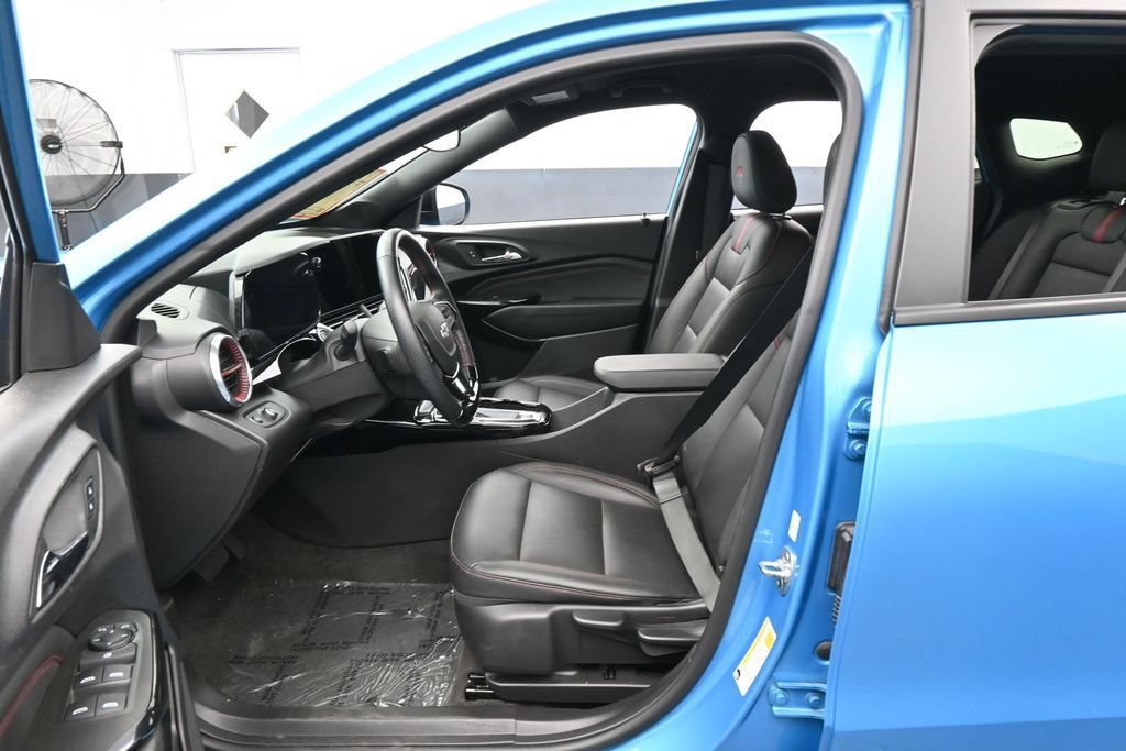 Used 2025 Chevrolet Trax RS FWD image 11