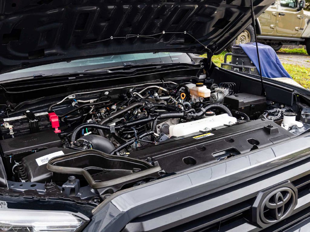 Used 2024 Toyota Tacoma SR5 AWD/4WD image 32