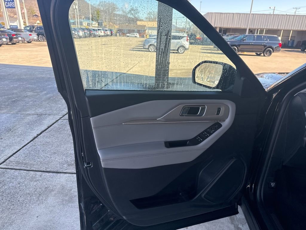 Certified 2025 Ford Explorer Active w/ Active Comfort Package RWD image 16