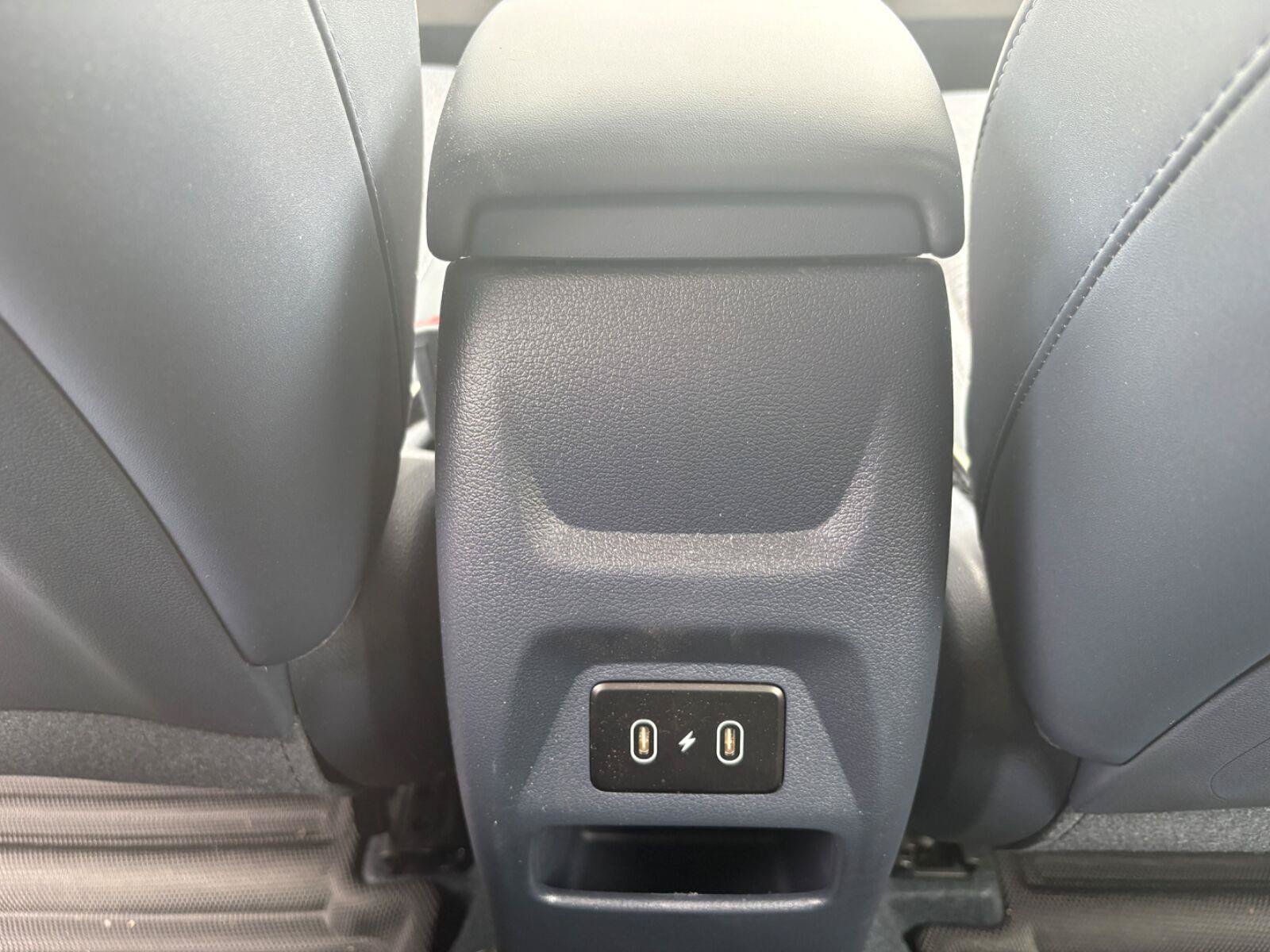 Used 2025 Hyundai Venue Limited FWD image 18