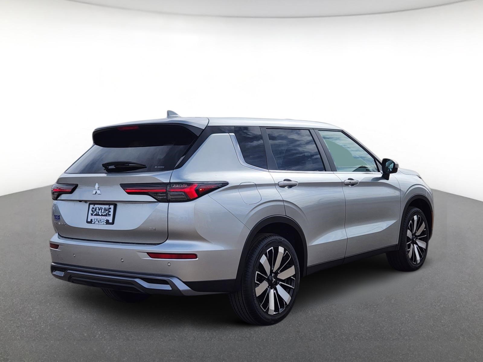 New 2026 Mitsubishi Outlander SE image 3