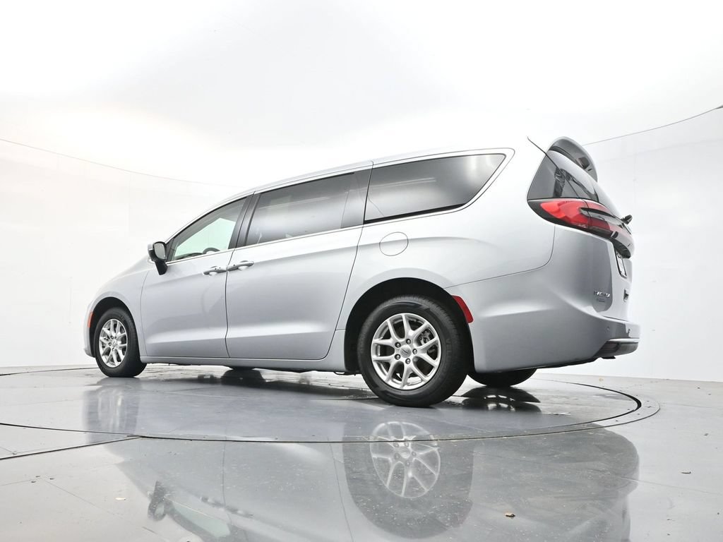 Used 2023 Chrysler Pacifica Touring-L FWD image 30