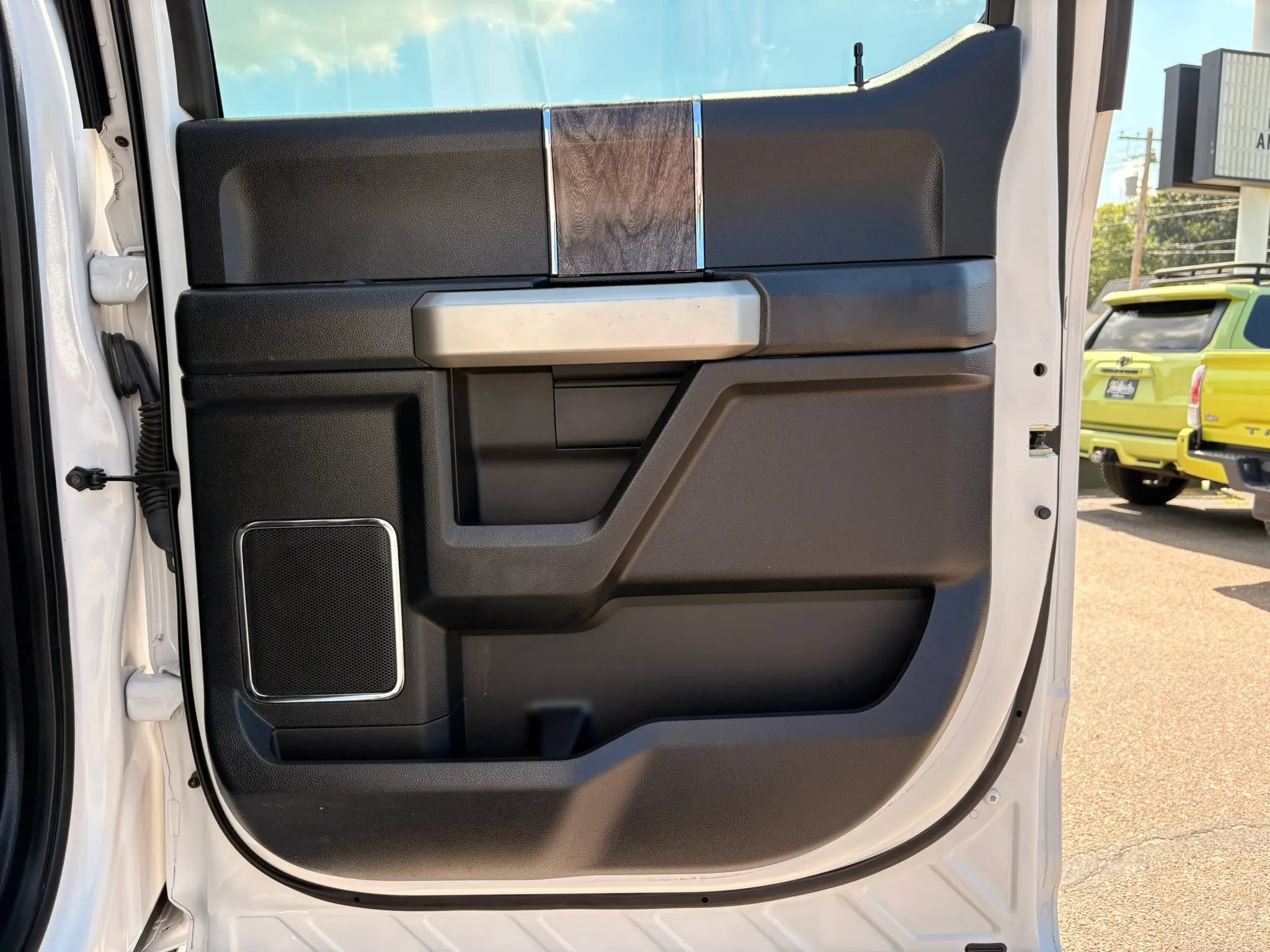 Used 2018 Ford F250 Lariat w/ Lariat Ultimate Package AWD/4WD image 8