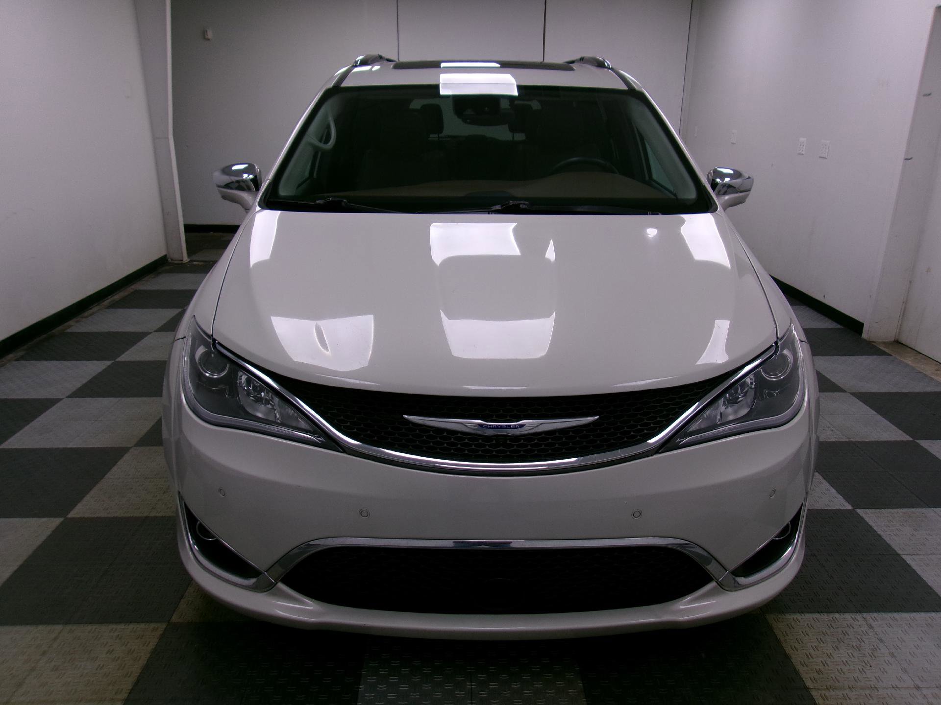 Used 2017 Chrysler Pacifica Limited image 17