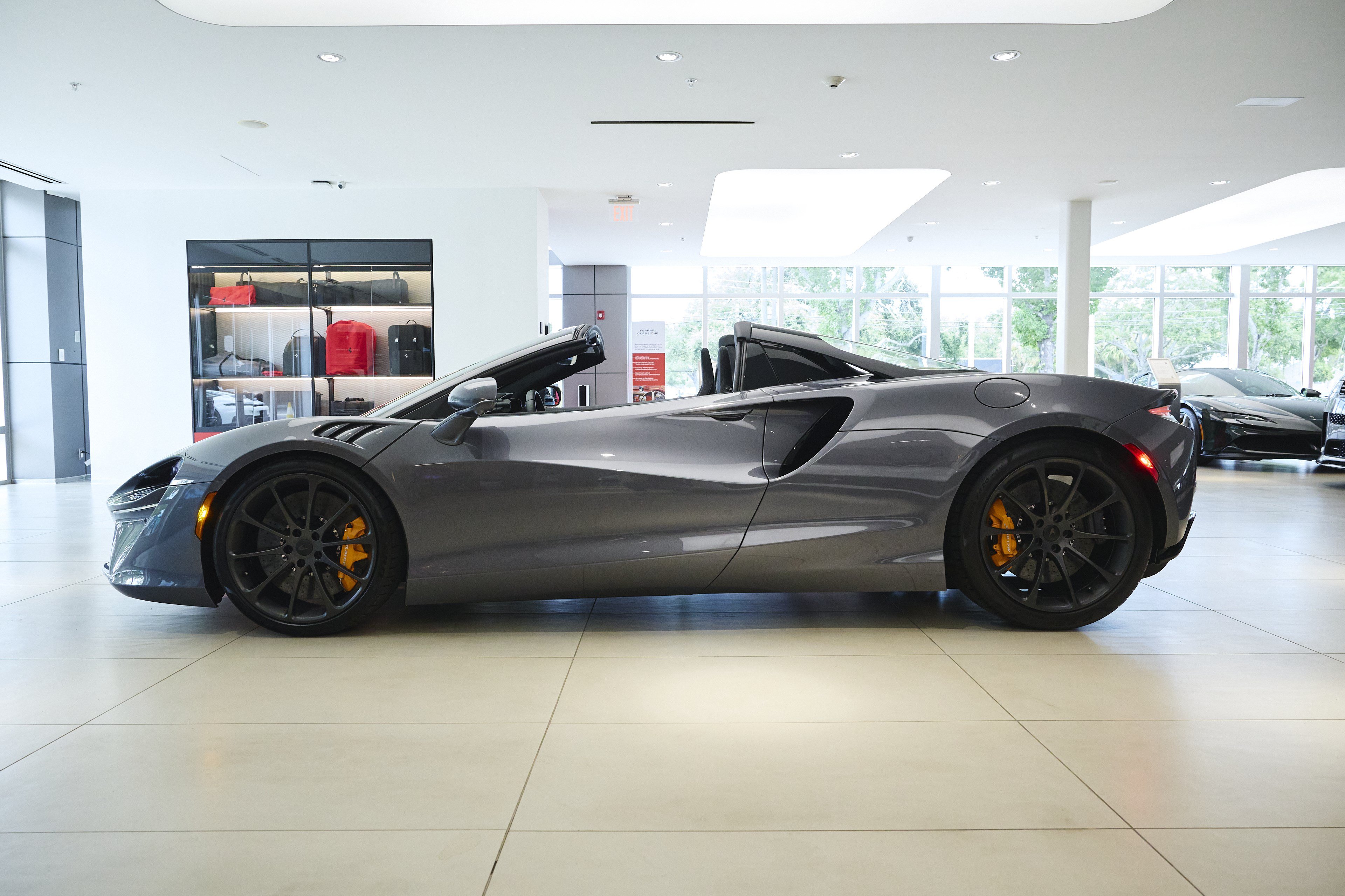 Used 2025 McLaren Artura Spider RWD image 39