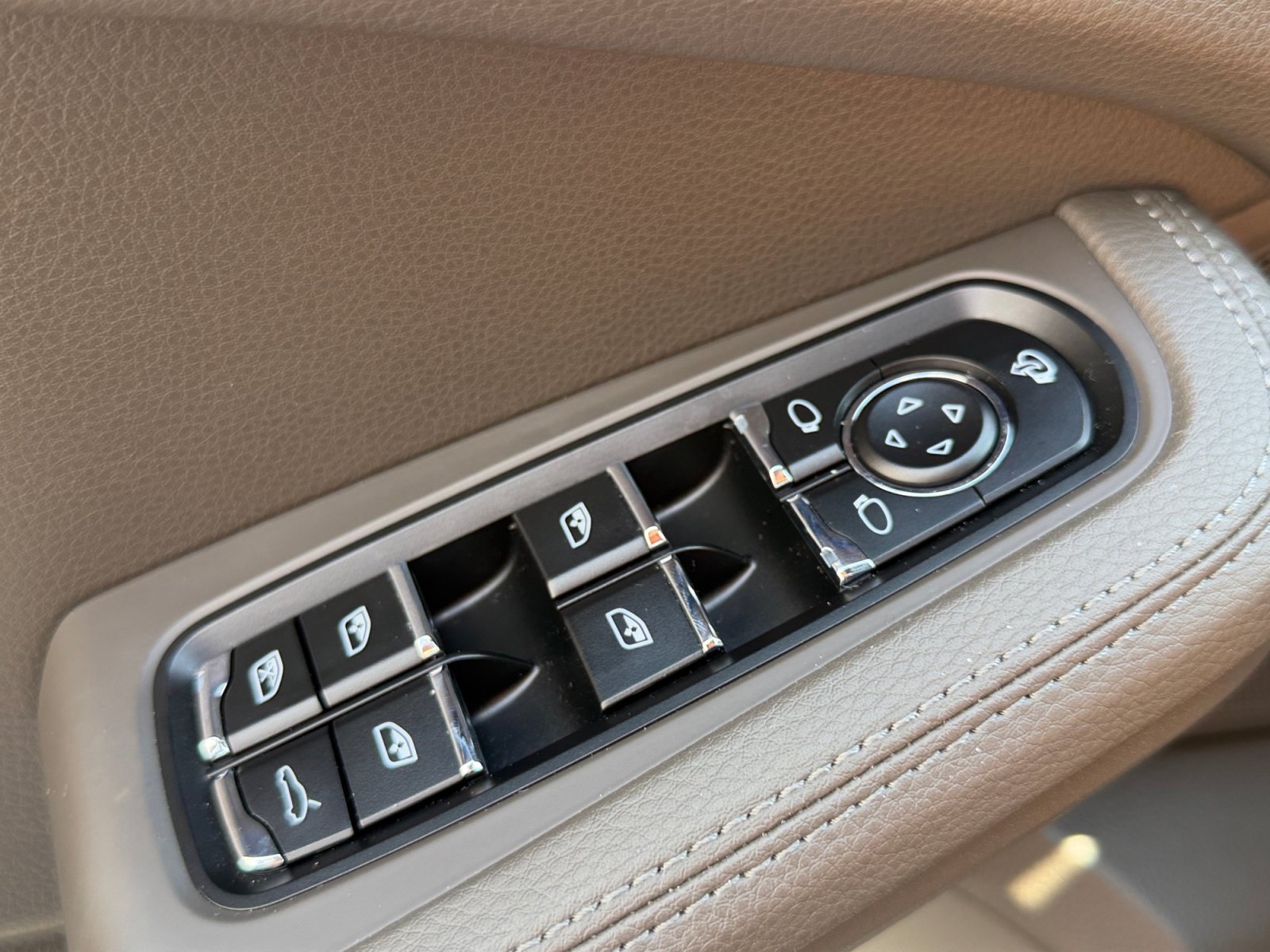 Used 2025 Porsche Macan AWD/4WD image 16