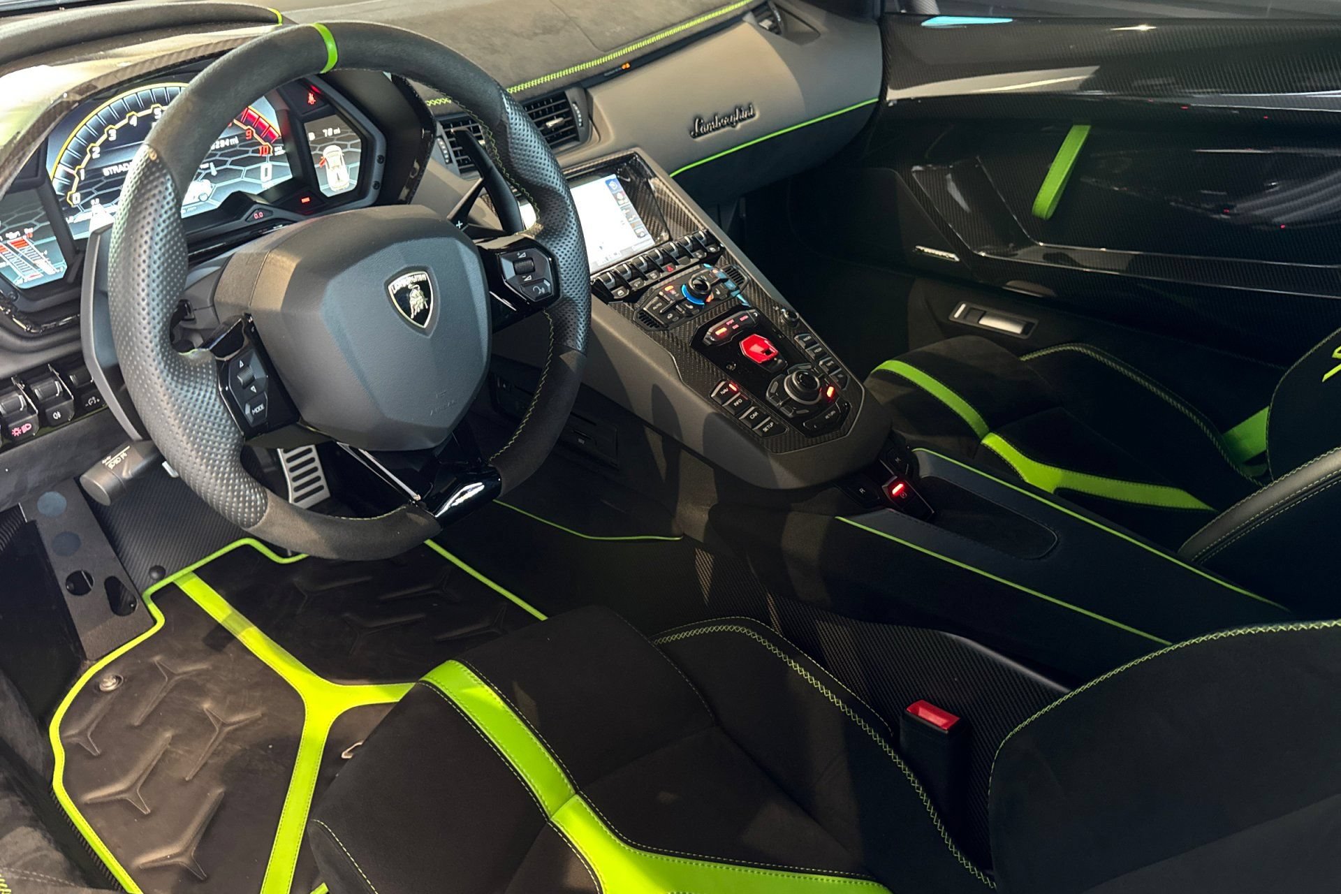 Used 2020 Lamborghini Aventador SVJ AWD/4WD image 4