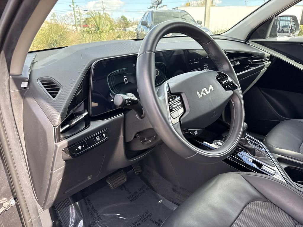 Used 2023 Kia Niro EX image 24
