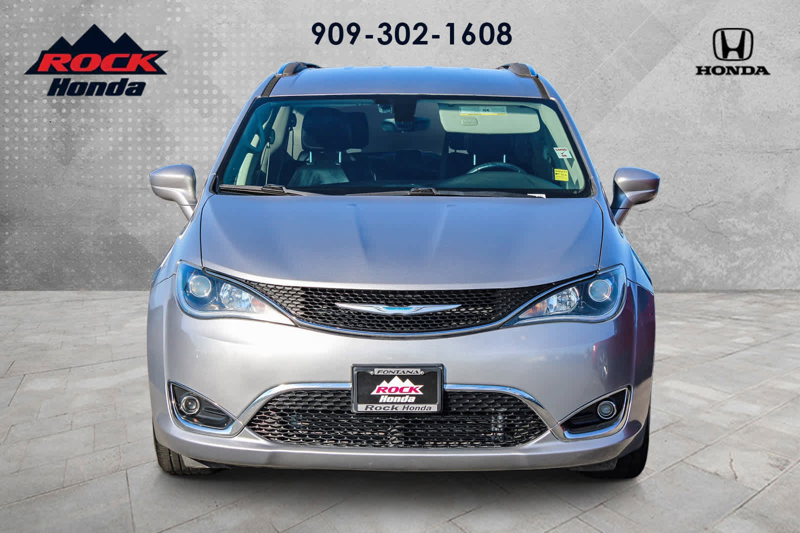 Used 2018 Chrysler Pacifica Touring-L image 2