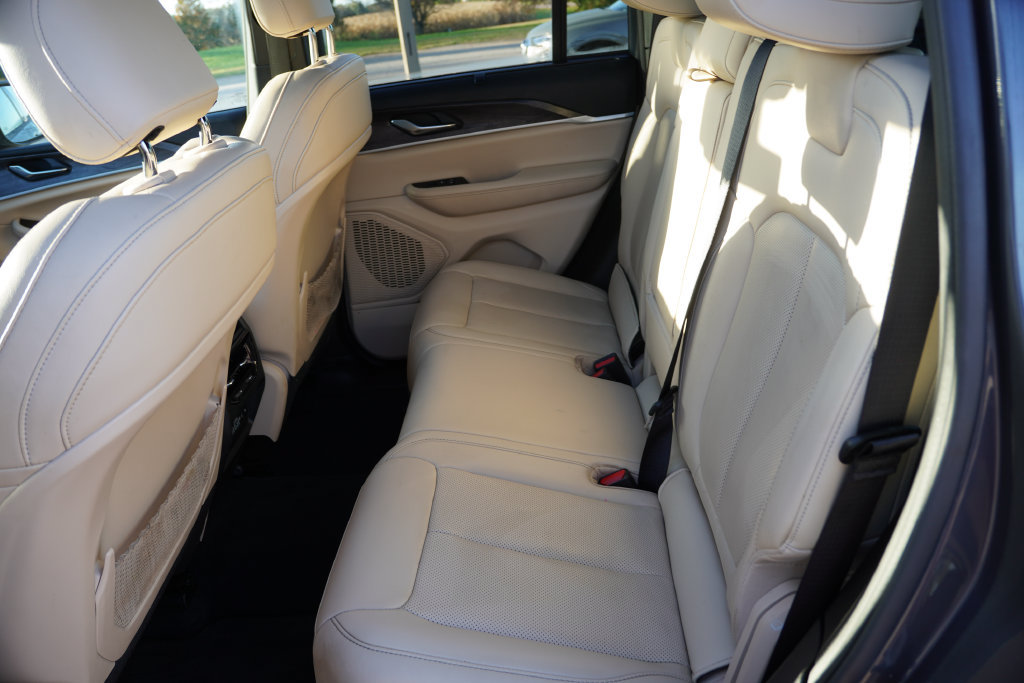 Certified 2025 Jeep Grand Cherokee Limited w/ Luxury Tech Group II AWD/4WD image 17