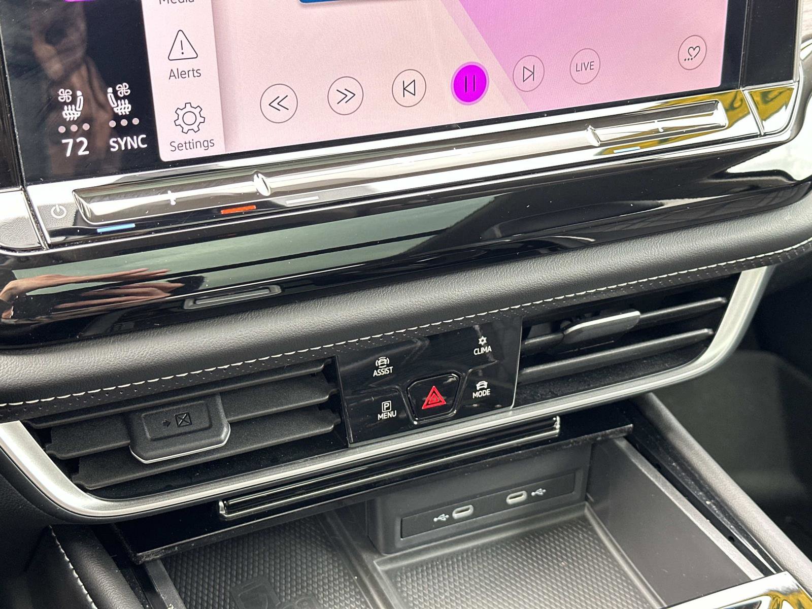 Used 2024 Volkswagen Atlas SEL Premium R-Line image 31