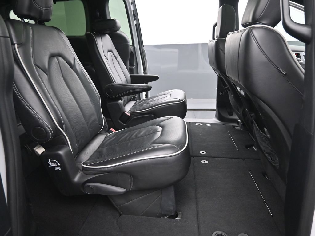 Used 2025 Chrysler Pacifica Limited image 15