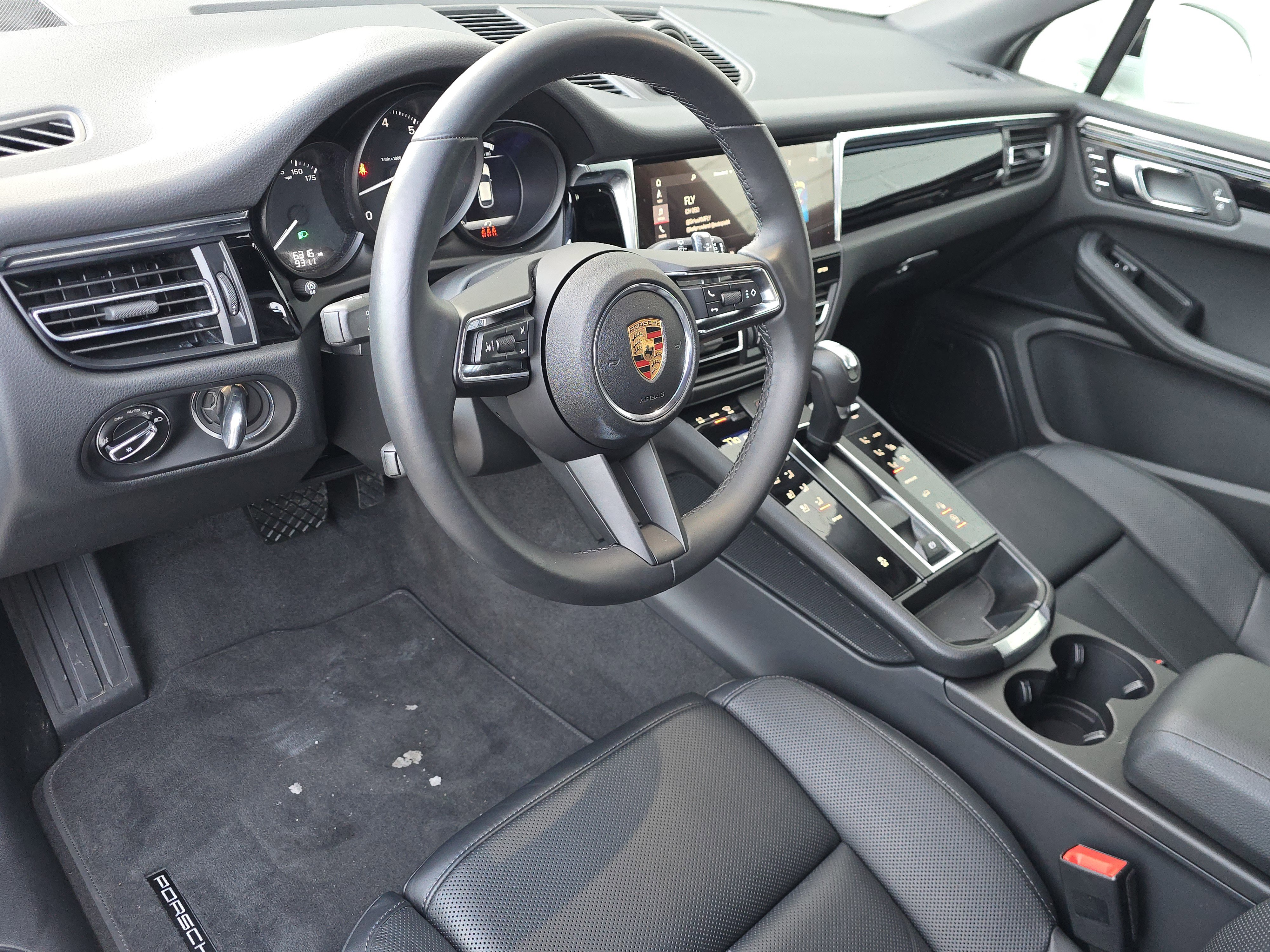 Certified 2025 Porsche Macan image 4