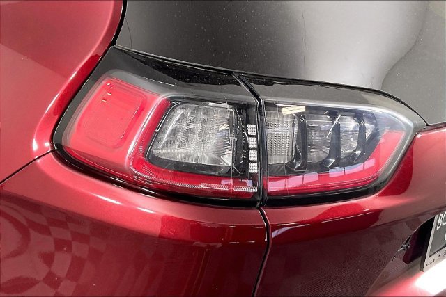 Used 2019 Jeep Cherokee Overland w/ Technology Group AWD/4WD image 16
