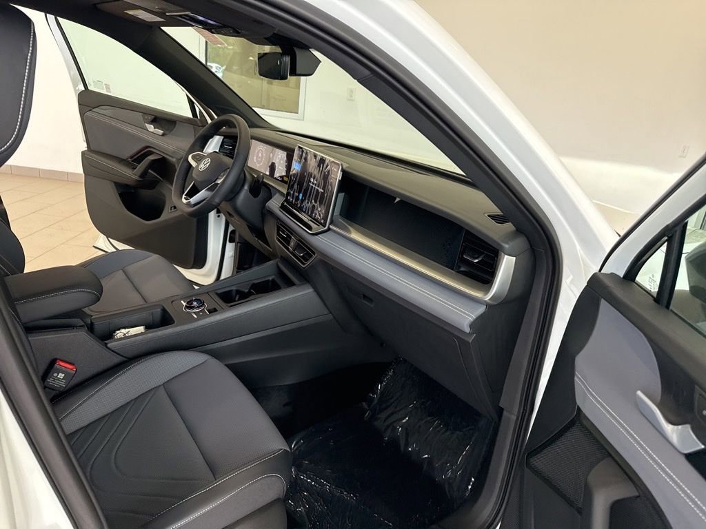 New 2025 Volkswagen Tiguan SE R-Line image 13