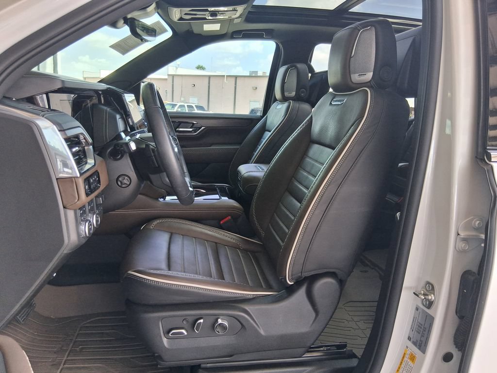 Used 2025 GMC Yukon Denali Ultimate w/ LPO, Floor Liner Package AWD/4WD image 18