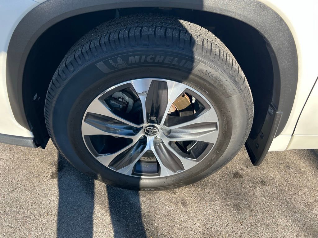 Used 2021 Toyota Highlander XLE image 12
