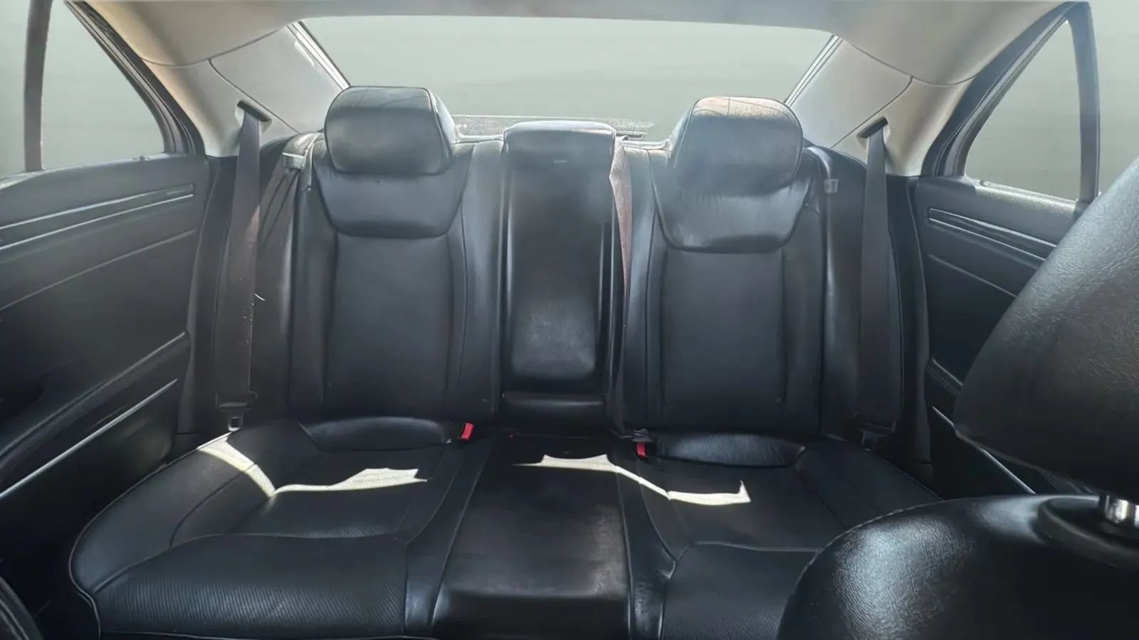 Used 2016 Chrysler 300 C RWD image 18