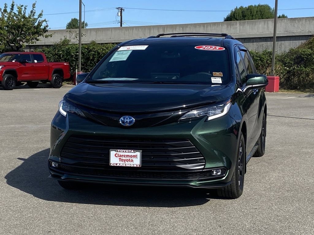 Certified 2025 Toyota Sienna XLE Woodland Edition image 47