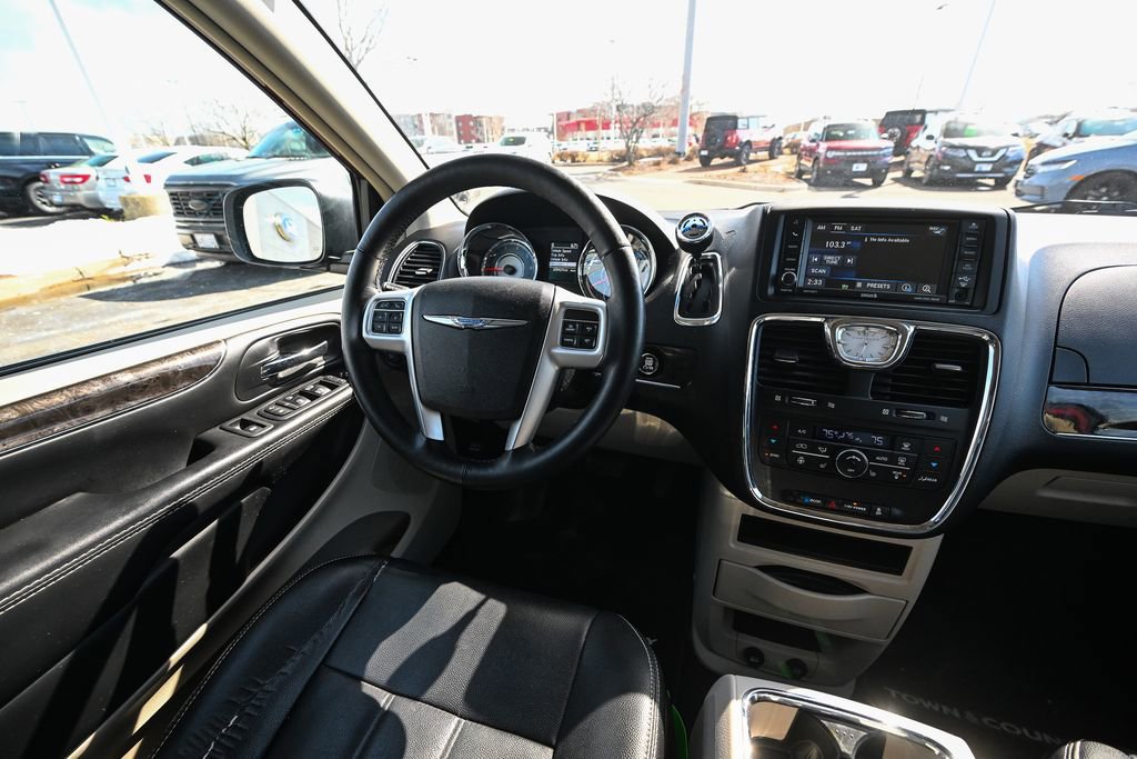Used 2016 Chrysler Town & Country Touring w/ Driver Convenience Group image 31