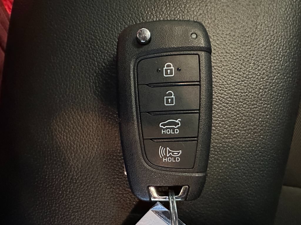 Used 2025 Hyundai Elantra SE FWD image 13