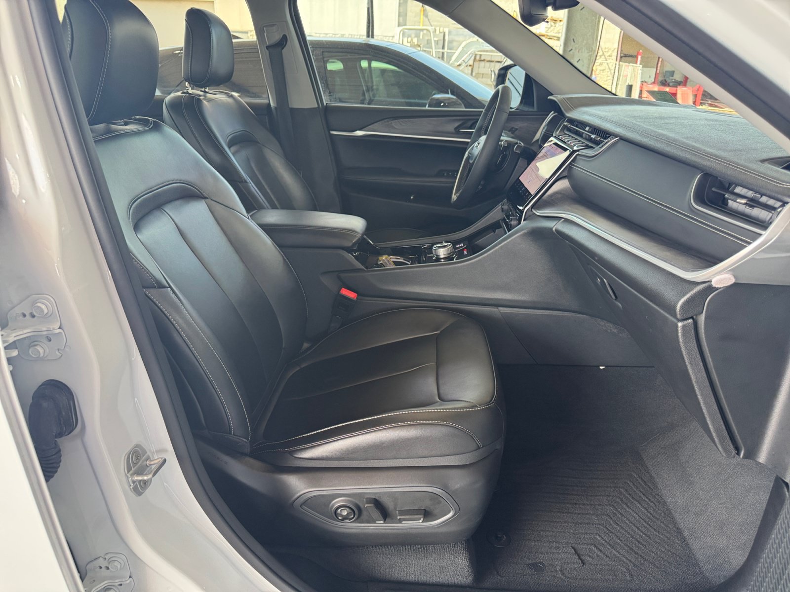Used 2023 Jeep Grand Cherokee Limited AWD/4WD image 16