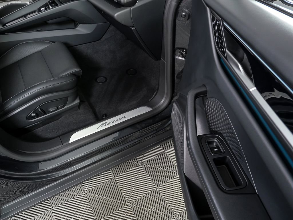 Certified 2025 Porsche Macan Electric image 26