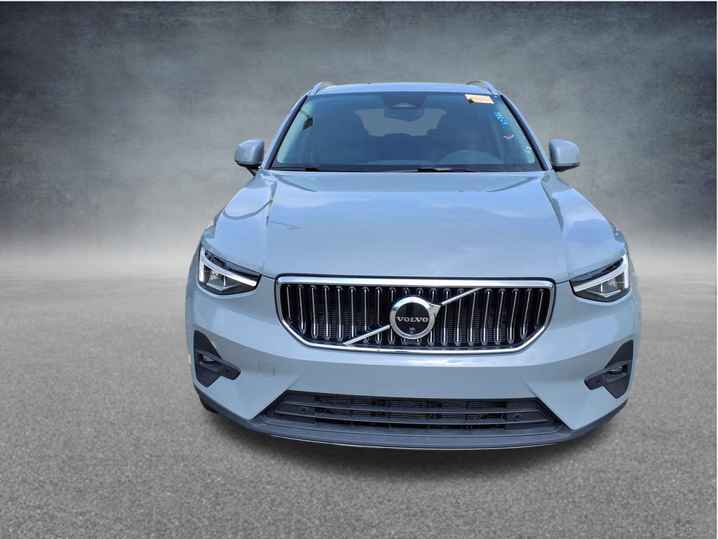 Used 2025 Volvo XC40 B5 Plus AWD/4WD image 2