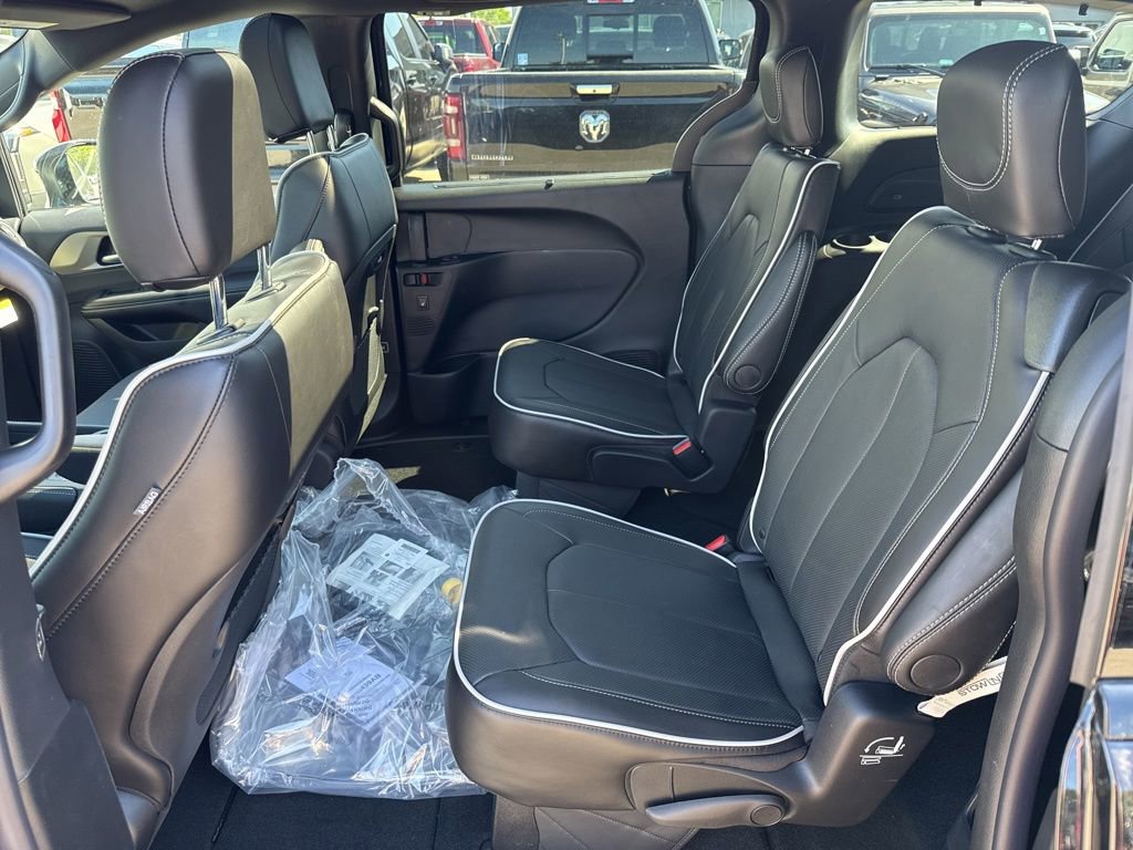 New 2027 Chrysler Pacifica Limited AWD/4WD image 22