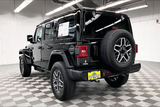 Used 2026 Jeep Wrangler Unlimited Sahara AWD/4WD image 2