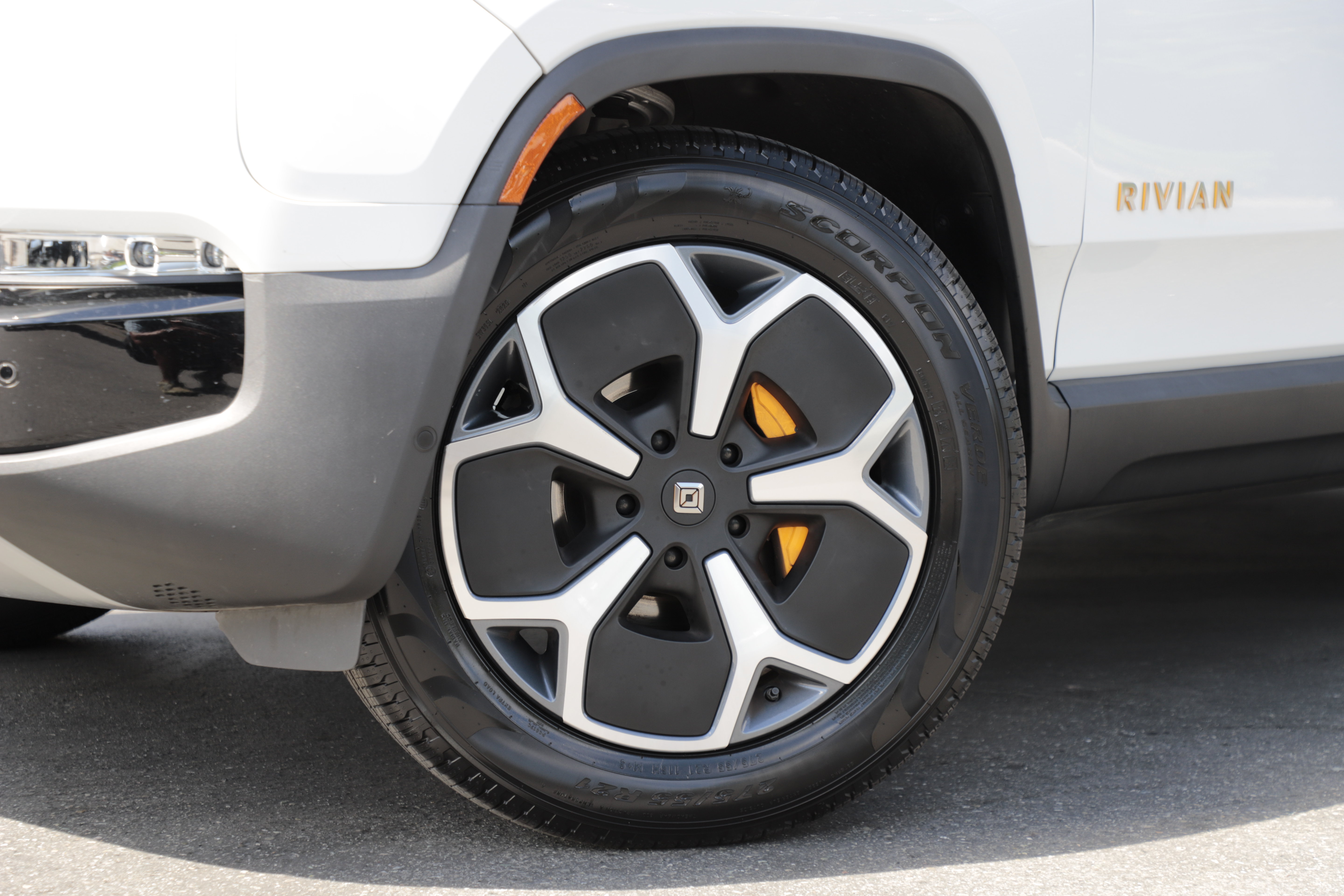 Used 2024 Rivian R1S Adventure AWD/4WD image 2