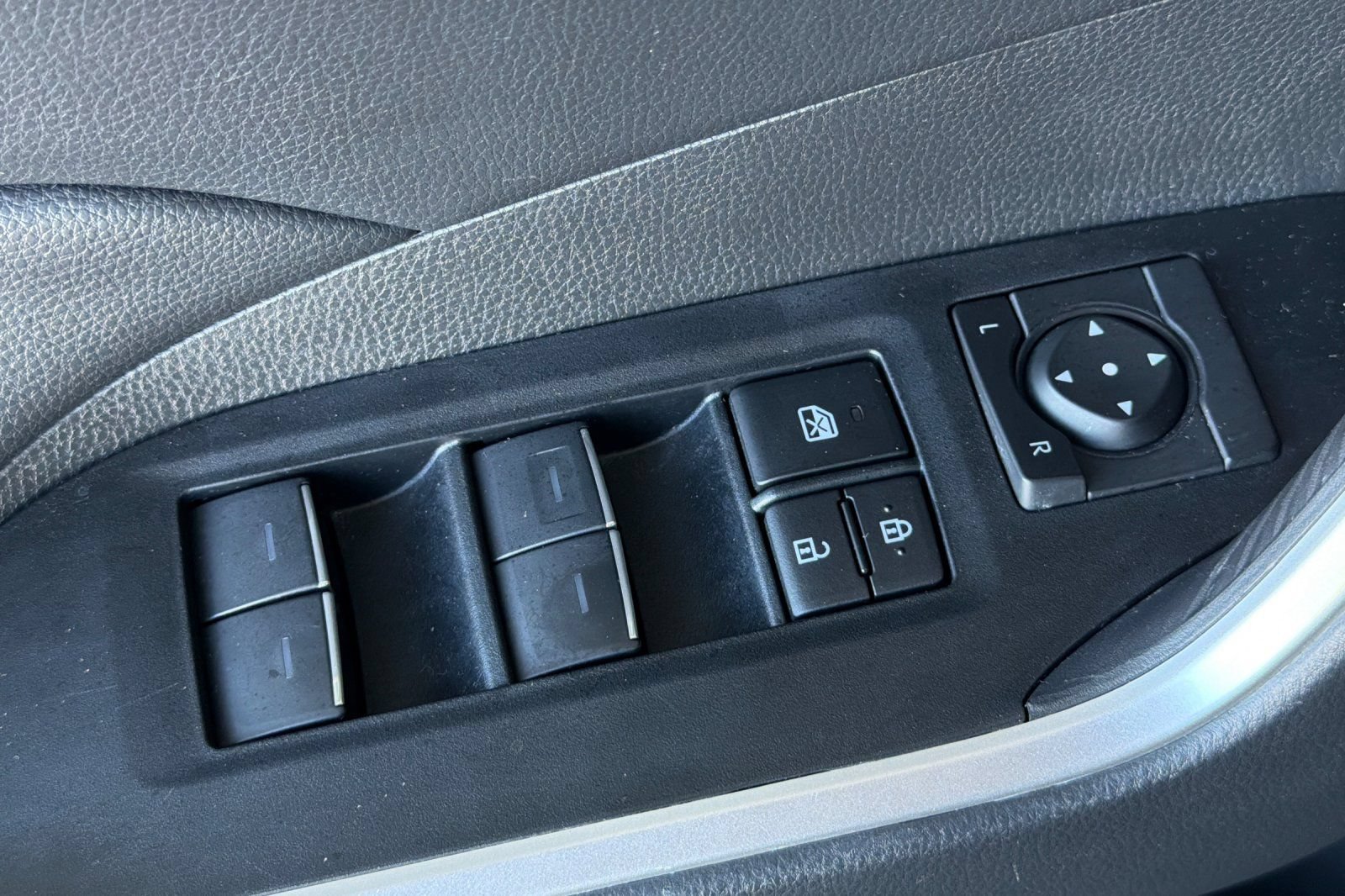 Used 2025 Toyota RAV4 XLE FWD image 13