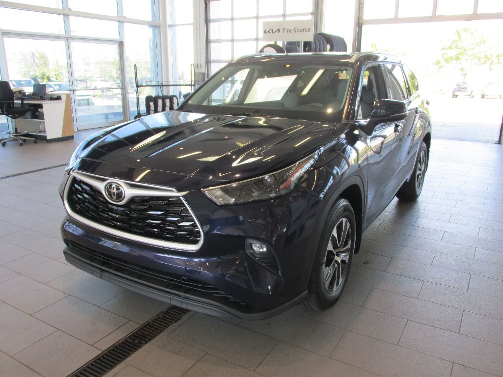 Used 2022 Toyota Highlander XLE image 3