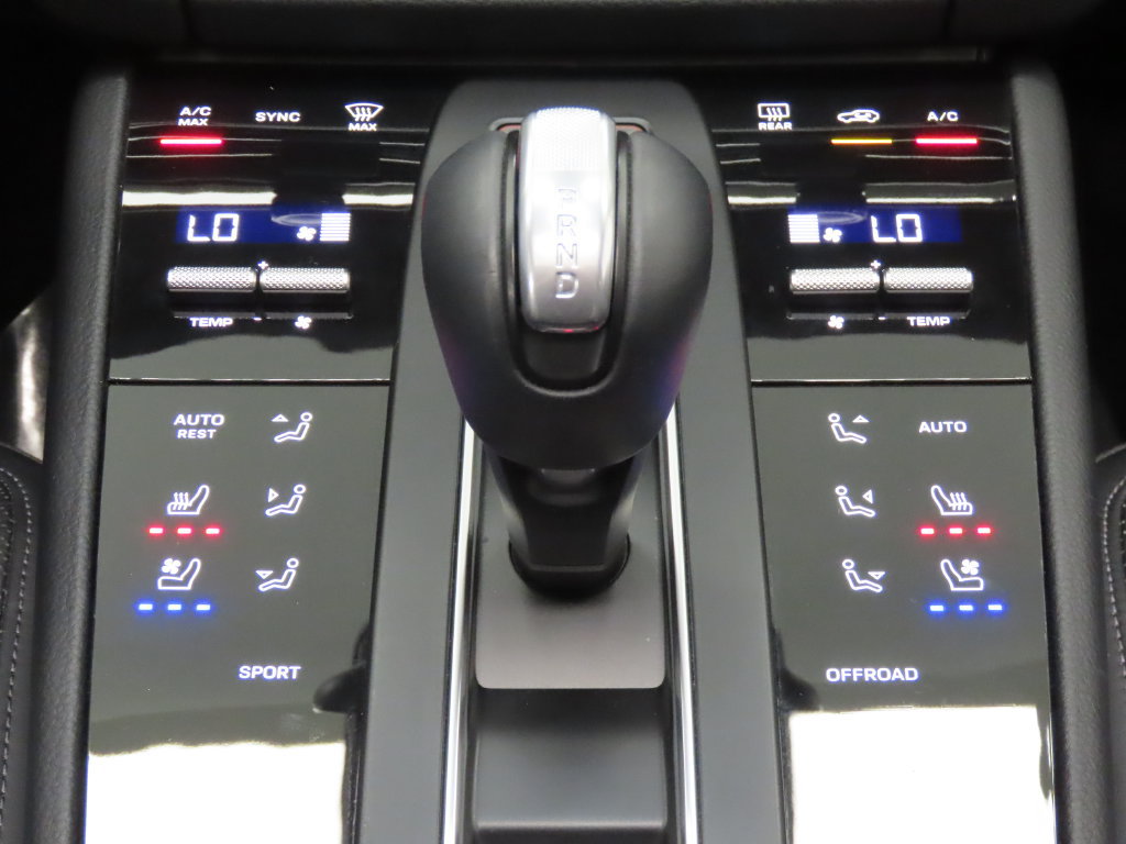 Certified 2025 Porsche Macan AWD/4WD image 27