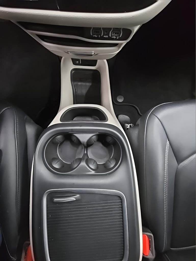 Used 2024 Chrysler Pacifica Touring-L image 28