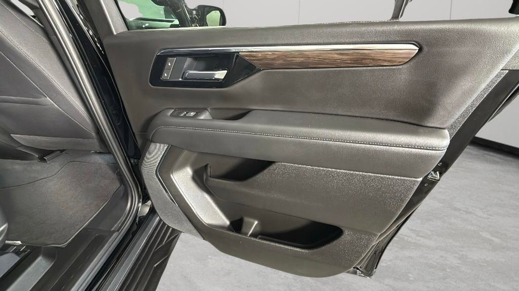 Used 2025 Chevrolet Suburban LS image 36