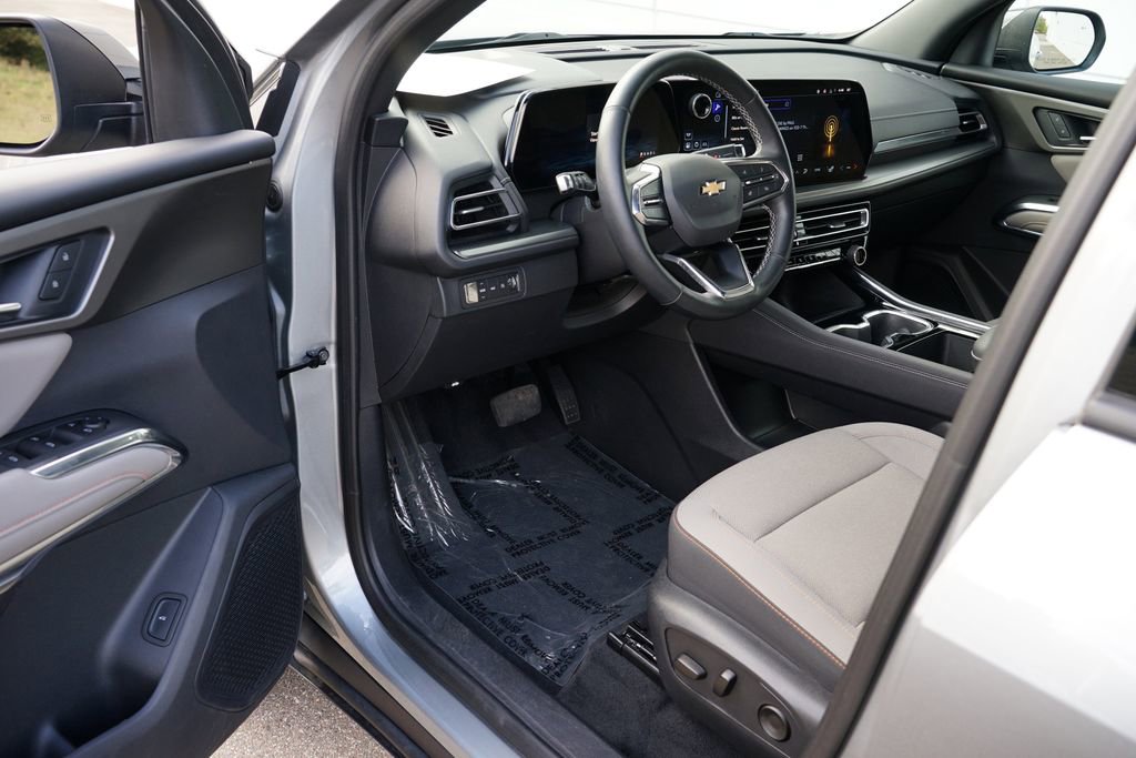 Used 2025 Chevrolet Traverse LT image 13