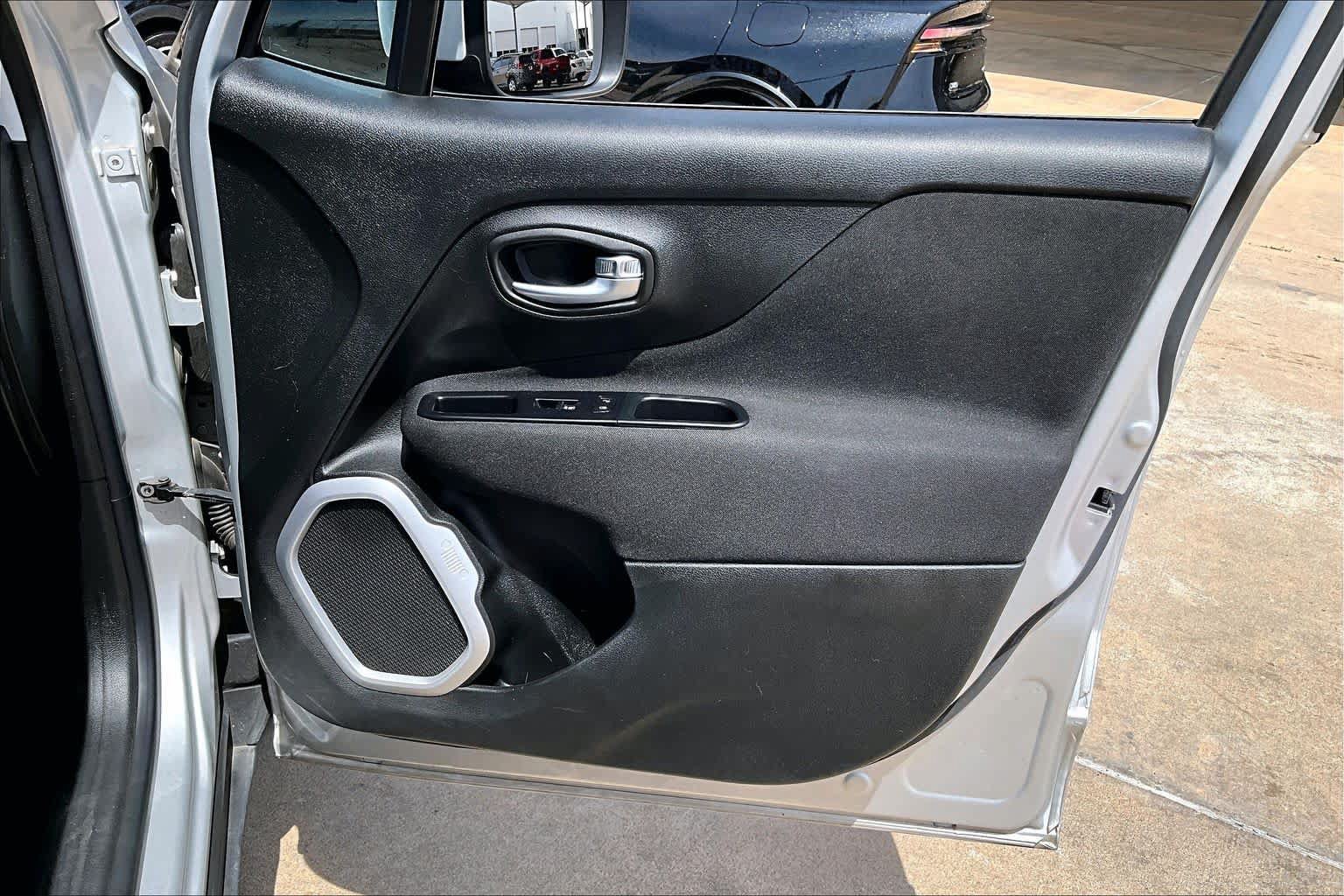 Used 2018 Jeep Renegade Latitude FWD image 25