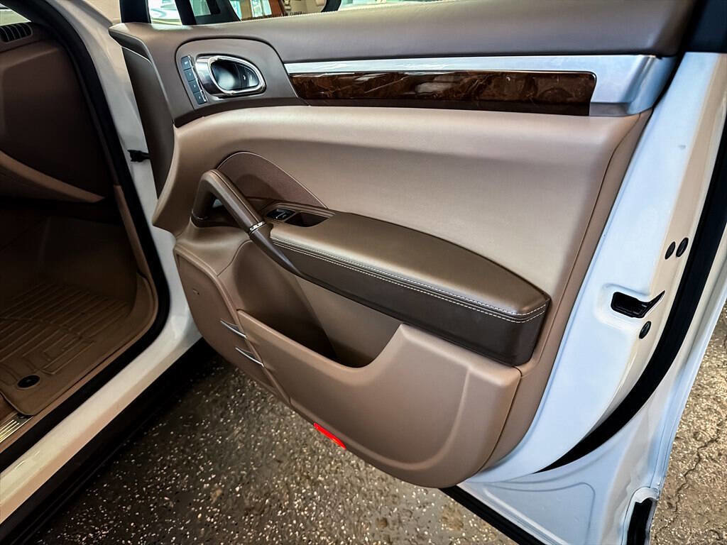 Used 2013 Porsche Cayenne S image 28